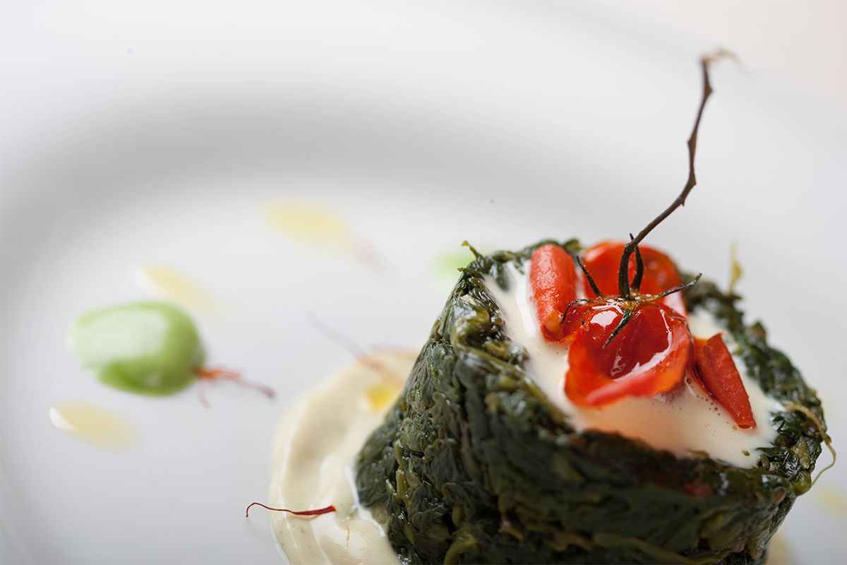 Spinaci affogati su vellutata di caprino allo zafferano