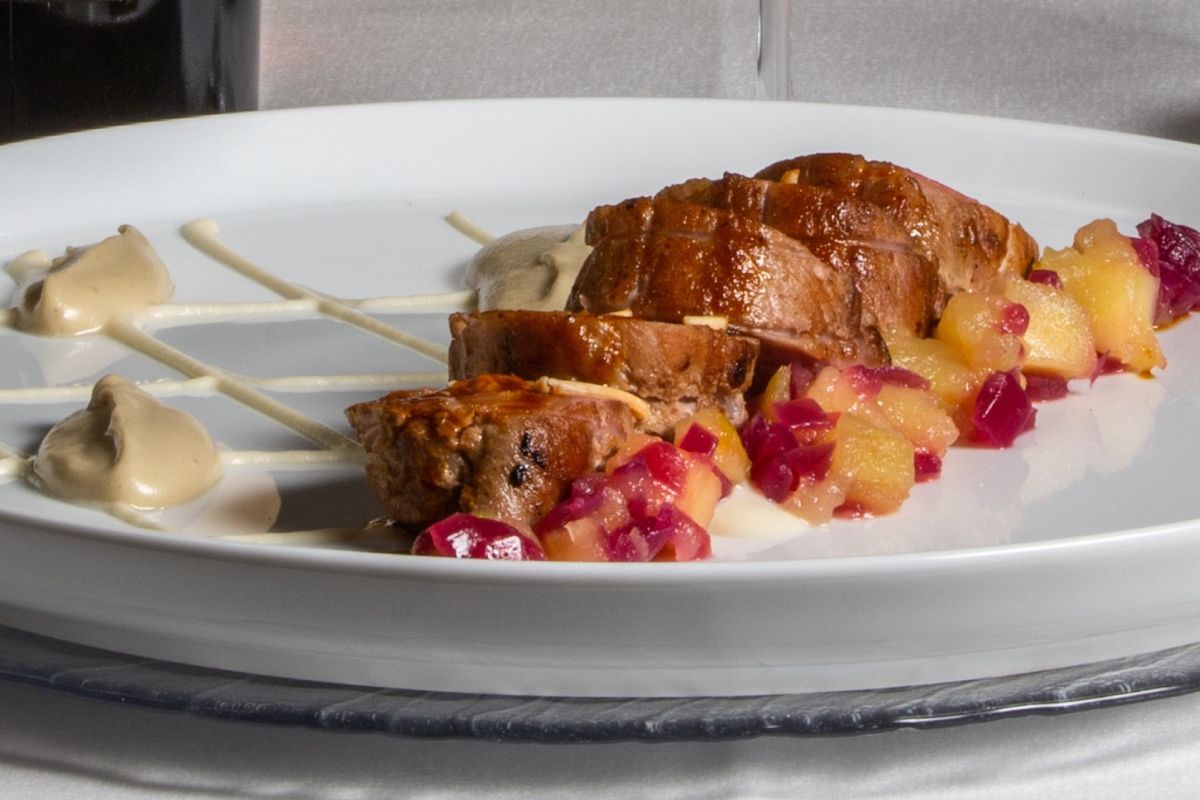 Pluma di maialino su composta di cipolla e mele
