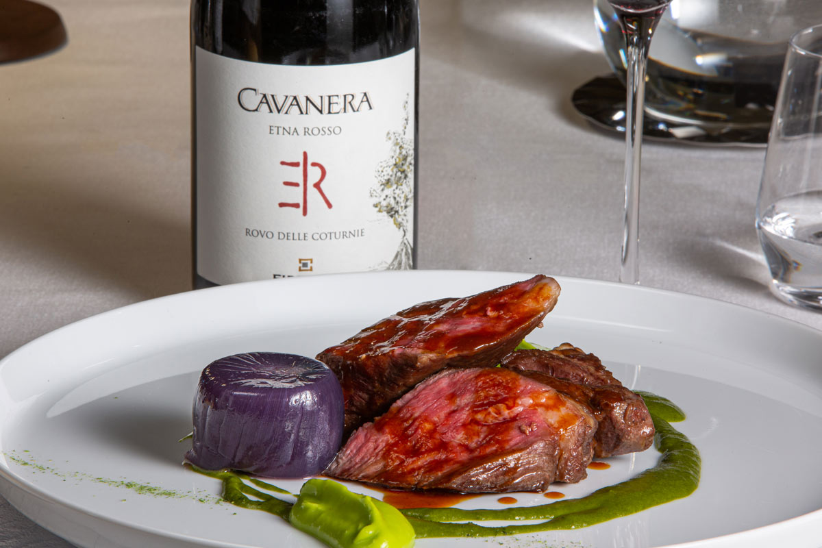 Lingotto di manzo con salsa al prezzemolo e purea di avocado