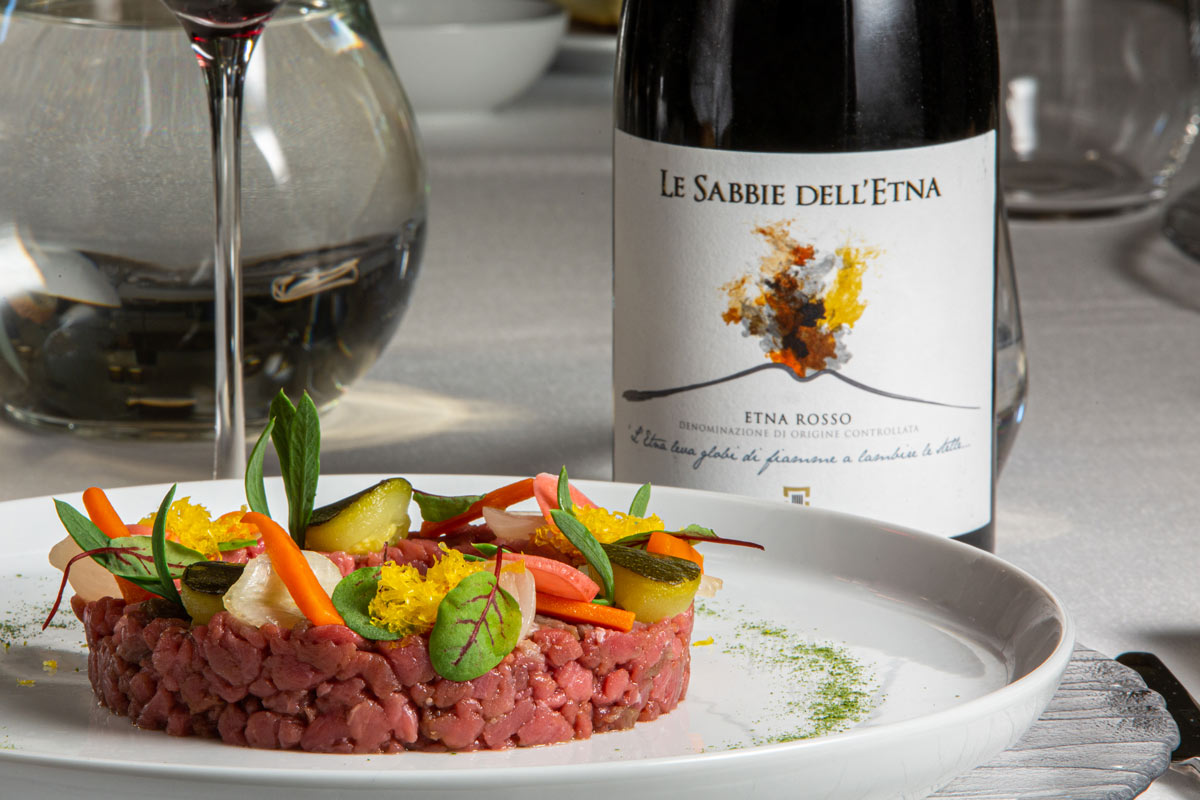 Tartara di manzo con ortaggi di stagione vellutata alla senape di Dijone in grani