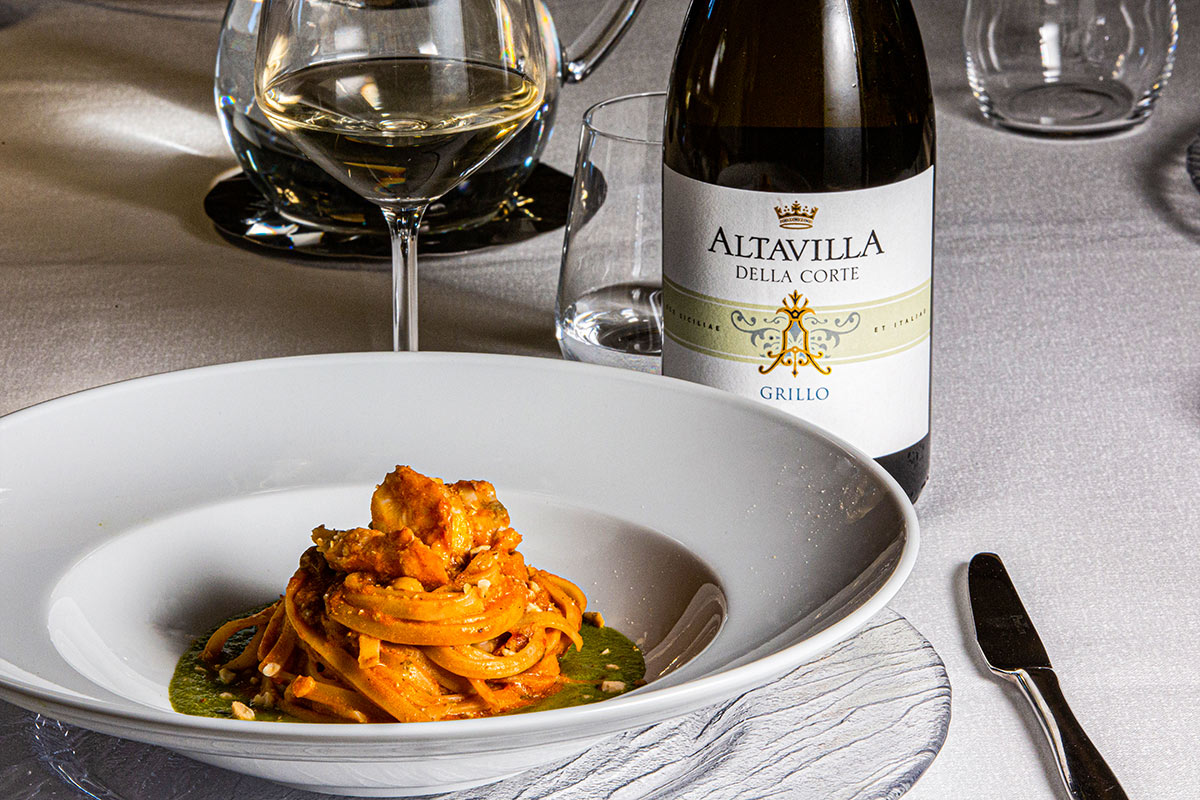 Trenette con medaglioni d'aragosta e ristretto nella sua bisque su vellutata di erbe aromatiche